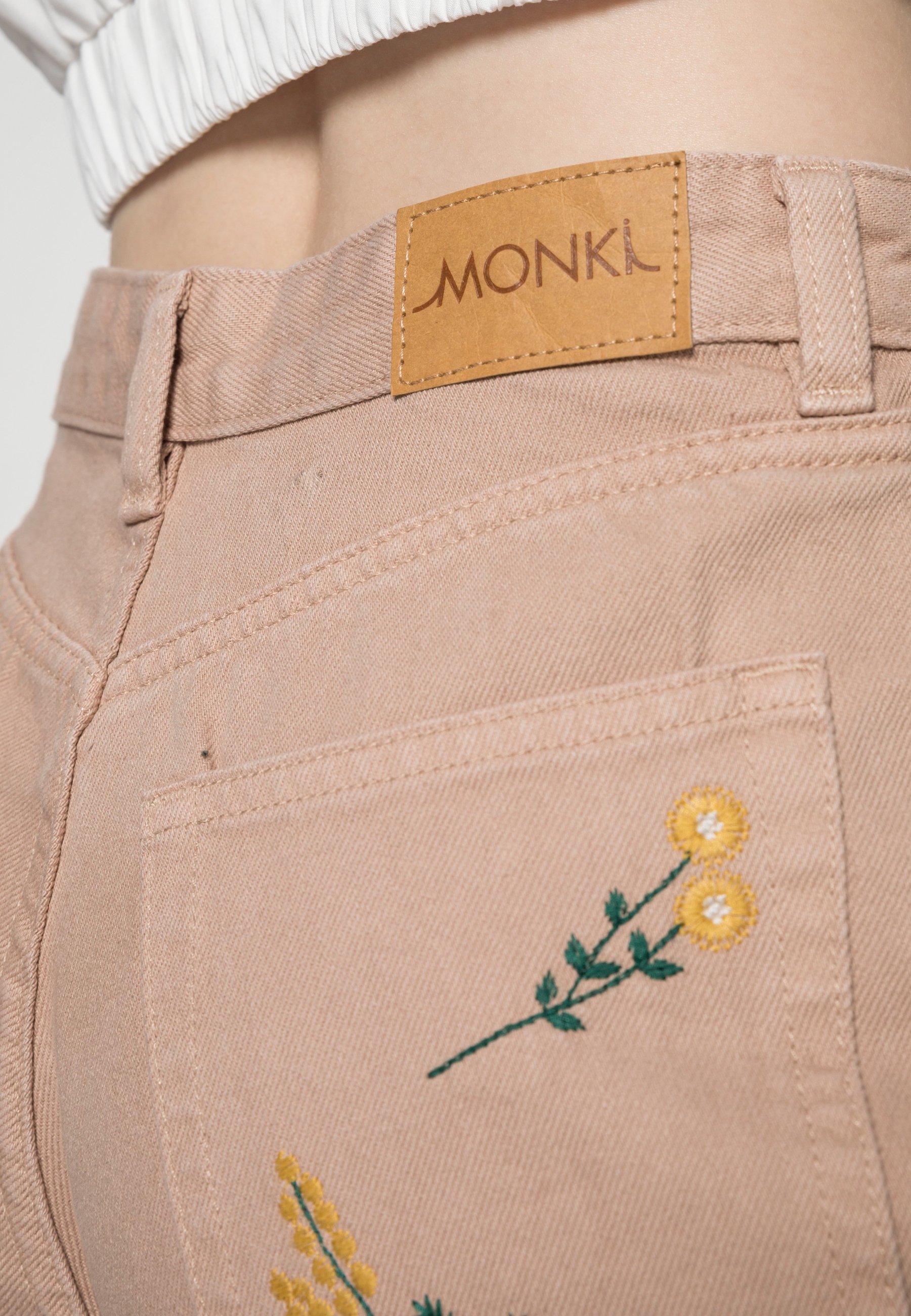 Monki TAIKI JEANS EMBROIDERY - Straight leg jeans - beige embroidery/beige  - Zalando.co.uk