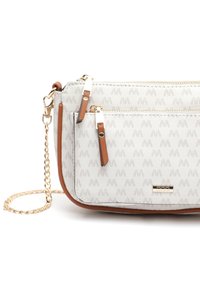 Bílá látková kabelka přes rameno s embosovaným vzorem loga, hnědými doplňky, zlatými zipy a řetízkovým popruhem. Obsahuje dvě kapsy na zip.