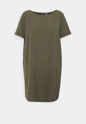 Krótka sukienka o długości do kolan w oliwkowym zielonym kolorze, z krótkimi rękawami, okrągłym dekoltem i zapięciem na zamek z tyłu, prezentowana na białym tle.