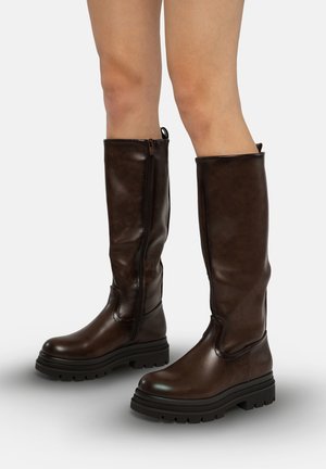 - Kozaki na platformie