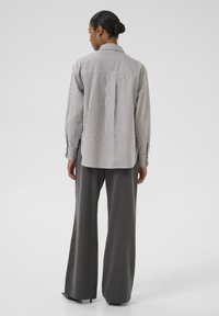 Kaffe Blus - grey white stripe