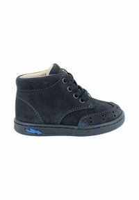 Stivale alla caviglia in suede blu scuro con suola in gomma nera, punta arrotondata, dettagli perforati e lacci coordinati. Presenta un'accenno di fulmine blu.