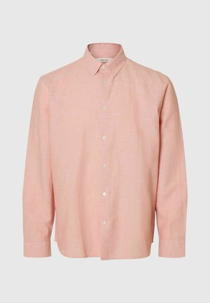 Lys rosa langermet skjorte med knapper og klassisk krage, vist på en enkel nøytral bakgrunn.