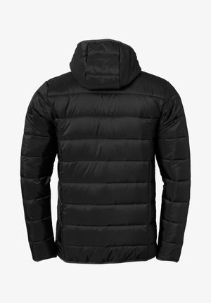 Sort dunjakke med hætte, der har et quiltet design og vandret syninger. Glat, blankt stofudseende med minimal detaljer.