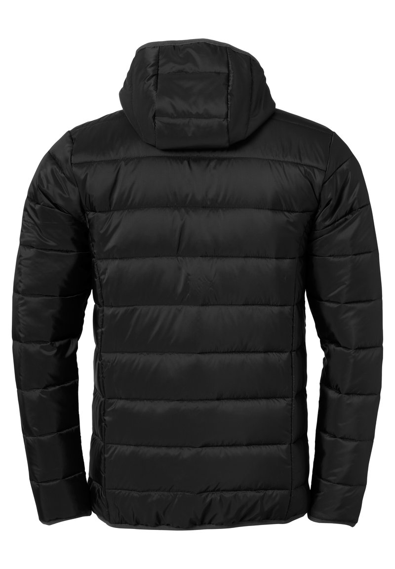 Chaqueta puffer negra con capucha, que presenta un diseño acolchado y costuras horizontales. Textura de tela suave y brillante con un detalle mínimo.