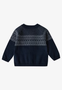 Marineblauer Strickpullover mit weißen geometrischen und Zickzackmustern über Schultern und Brust, langen Ärmeln sowie gerippten Bündchen und Saum.