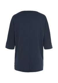 Navyblaue Baumwoll-T-Shirt mit weitem Ausschnitt, Dreiviertelärmeln und geradem Schnitt. Glatte Textur und minimale Details.