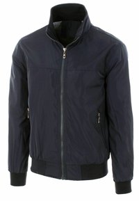 Giacca da uomo con zip in blu scuro, caratterizzata da un colletto alto, polsini elastici e tasche laterali con zip per un facile accesso e sicurezza. Tessuto liscio e leggero.