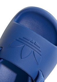 adidas Originals ADIFOM ADILETTE KIDS - Matalakantaiset pistokkaat - blueblueblue
