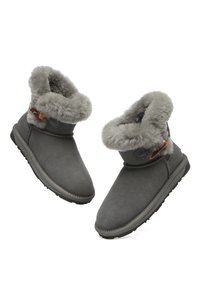 Graue Wildlederstiefeletten mit einem weichen grauen Fellbund und einem dekorativen Knopf, ausgestattet mit einer Gummisohle für besseren Halt.