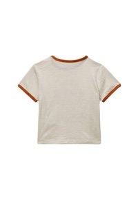 T-shirt pour tout-petit à manches courtes en crème avec un bord orange au col et aux manches, posé à plat montrant le dos.