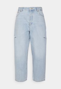 Jeans de denim azul claro, com corte reto e cintura alta, apresentando detalhes desgastados nos joelhos e um acabamento limpo. Design clássico de cinco bolsos.