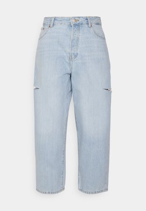Jeans de denim azul claro, com corte reto e cintura alta, apresentando detalhes desgastados nos joelhos e um acabamento limpo. Design clássico de cinco bolsos.