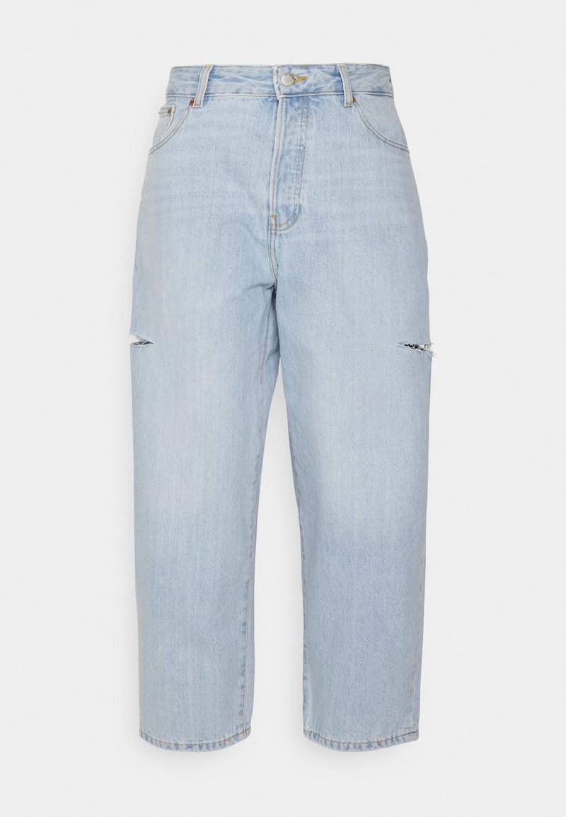 Jeans de denim azul claro, com corte reto e cintura alta, apresentando detalhes desgastados nos joelhos e um acabamento limpo. Design clássico de cinco bolsos.