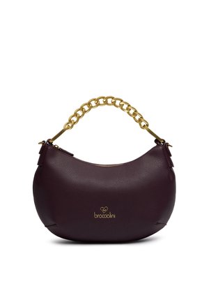 Borsa in pelle color marrone scuro con forma curvata. Presenta una maniglia in catena dorata robusta e un logo in rilievo sul fronte. Texture liscia.