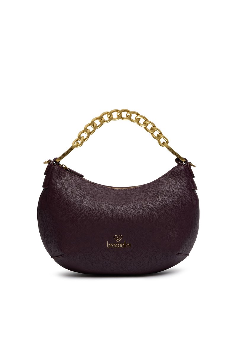 Borsa in pelle color marrone scuro con forma curvata. Presenta una maniglia in catena dorata robusta e un logo in rilievo sul fronte. Texture liscia.