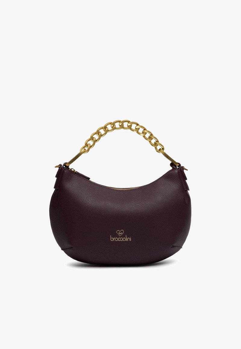 Borsa in pelle color marrone scuro con forma curvata. Presenta una maniglia in catena dorata robusta e un logo in rilievo sul fronte. Texture liscia.