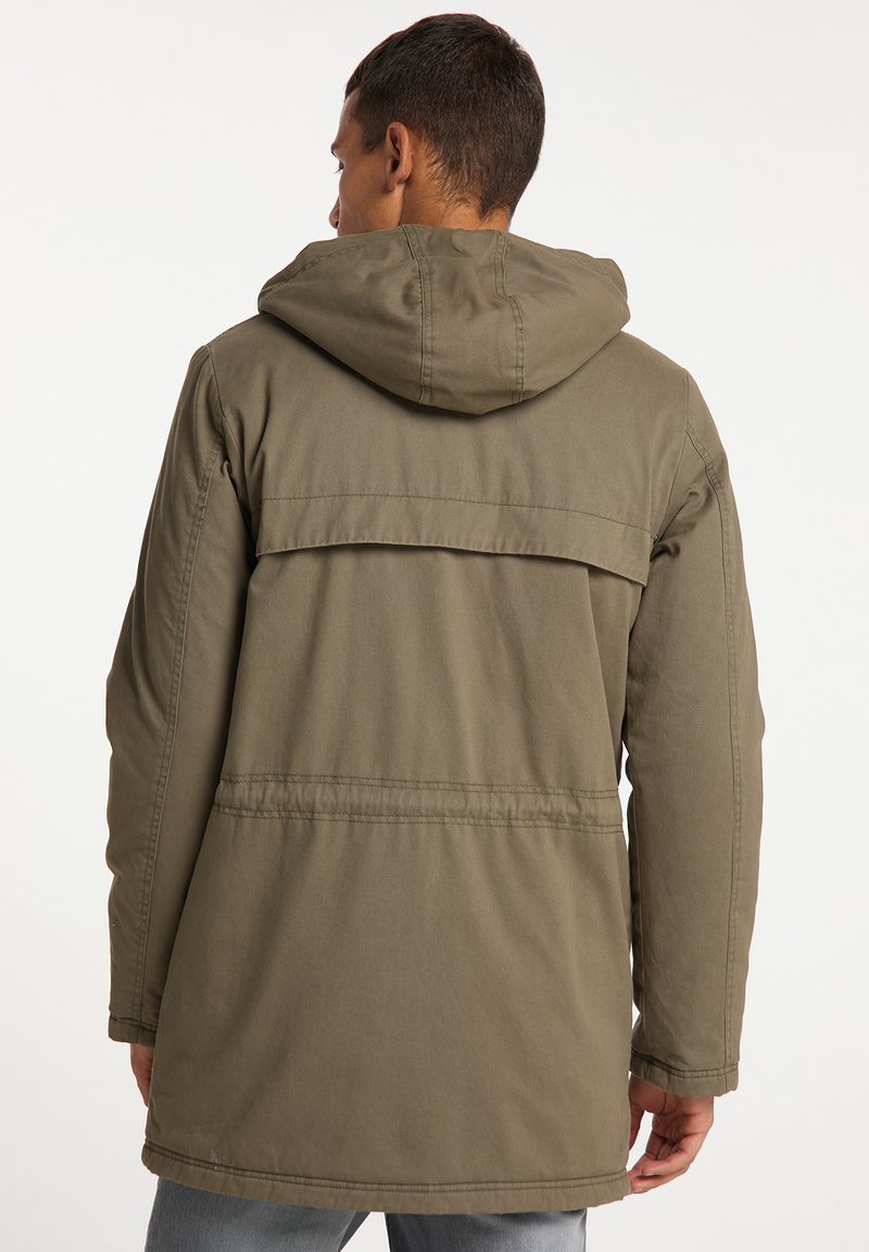 Parka con cappuccio di colore verde oliva, presenta un design semplice con yoke posteriore e coulisse regolabile in vita per un look aderente.