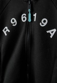Haut à capuche zippé noir avec des lettres et des chiffres blancs imprimés "R9619A" à l'avant, doté d'un tirette de fermeture éclair turquoise contrastante.