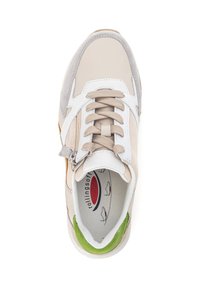 Beige en grijze sneaker met witte accenten, gestructureerde materialen, veters en een groene hieldetail. Heeft een ritssluiting aan de zijkant voor gemakkelijke toegang.