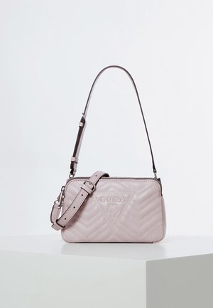 Petit sac à main en cuir matelassé violet clair avec bandoulière réglable et logo Guess embossé sur le devant.