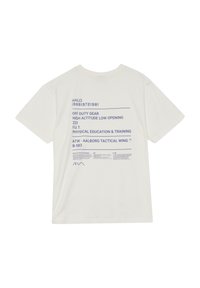 Weißes Baumwoll-T-Shirt mit kurzen Ärmeln, das auf der Rückseite blauen Drucktext mit Codes und Aussagen zu taktischer Ausrüstung zeigt.