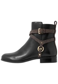 Bottine en cuir noir avec une sangle à motif marron, une boucle en or et un accent avec le logo MK. Talon plat, texture lisse et silhouette épurée.