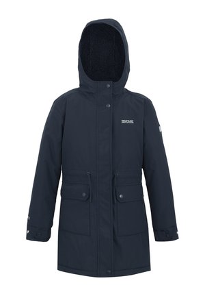 Granatowa długa parka z kapturem, posiadająca zapinane na guziki przednie kieszenie, regulowane sznurki w talii oraz wnętrze wyłożone polarem.