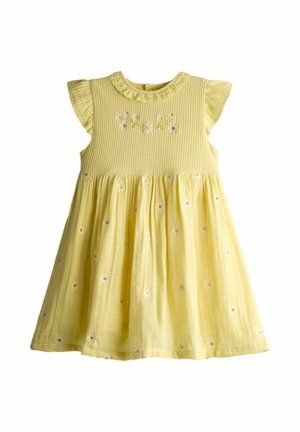 Żółta sukienka bez rękawów dla małego dziecka, z prążkowanym gorsetem, falbaniastym kołnierzem oraz haftowanymi białymi i pomarańczowymi stokrotkami na gorsecie i spódnicy.