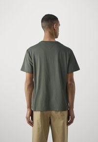 Tommy Jeans LINEAR LOGO TEE  - Trükipildiga T-särk - fatigue green