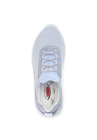Hellblaue Sneaker mit Mesh-Obermaterial, kontrastierenden grauen Akzenten und elastischen Schnürsenkeln. Weiße Sohle mit strukturierten Details und markiertem Innenraum.