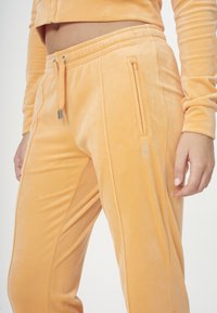 Juicy Couture TINA - Treniņtērpa apakšdaļas - papaya