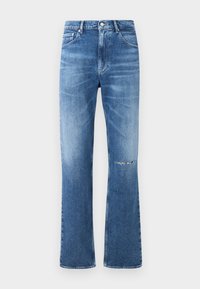 Jeans de mezclilla azul de corte acampanado con un lavado desgastado y detalles de rodillas desgastadas. Presentan cierre de botón y cremallera, diseño clásico de cinco bolsillos.