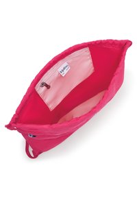 Sacco di tessuto rosa brillante con una tasca interna con cerniera e etichetta "Live Light" di Kipling all'interno.