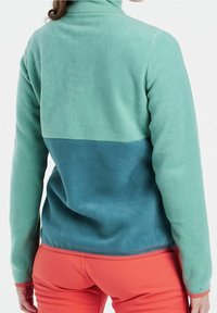 Polarowy sweter w jasnym i ciemnym odcieniu teal, z wysokim kołnierzem i długimi rękawami, charakteryzujący się gładką fakturą i brakiem widocznych elementów metalowych.