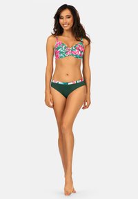 Kwiatowy zestaw bikini z różowo-zielonym wzorowanym topem z regulowanymi ramiączkami i gładkimi zielonymi majtkami z kwiatowym akcentem.
