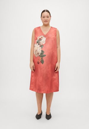 Mouwloze jurk van koraal satijn met een V-hals en een bloemenprint aan de linkerkant. Kniehoog met een relaxte pasvorm.