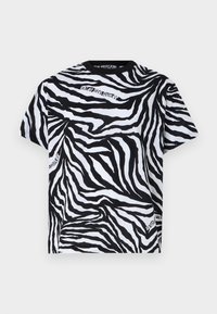 Svart og hvit zebra-stripete T-skjorte med korte ermer og rund hals, med en logo i kontrasterende skrift på forsiden.
