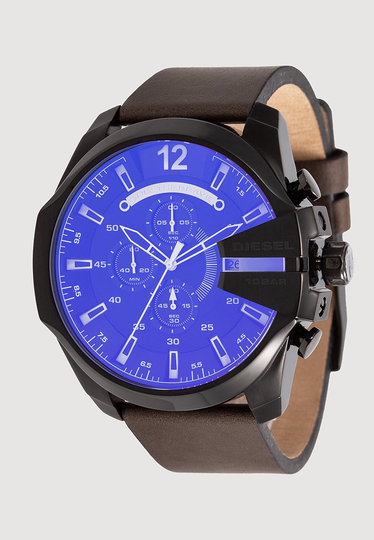 Reloj analógico negro con esfera azul, correa de cuero, funcionalidad de cronógrafo y grandes marcadores numéricos. Presenta detalles metálicos y el logo de la marca.