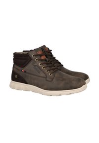 Botas de tobillo de cuero marrón con un acabado suave, cuello acolchado, diseño con cordones, acentos en contraste en color marrón claro y suela de goma blanca.