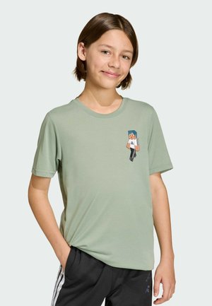 Krátky rukáv, svetlozelené tričko z jemného materiálu, na hrudi s grafickým zobrazením karikatúry. Uvoľnený strih s okrúhlym výstrihom.