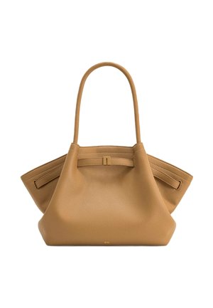Sac à main en cuir grainé couleur camel avec longues anses, forme trapézoïdale et panneaux latéraux pliés s'étendant vers l'extérieur, sur fond blanc.
