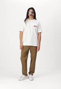 GANT 75TH ANNIVERSARY CAPSULE - POCKET GRAPHIC TSHIRT - Camiseta básica - eggshell