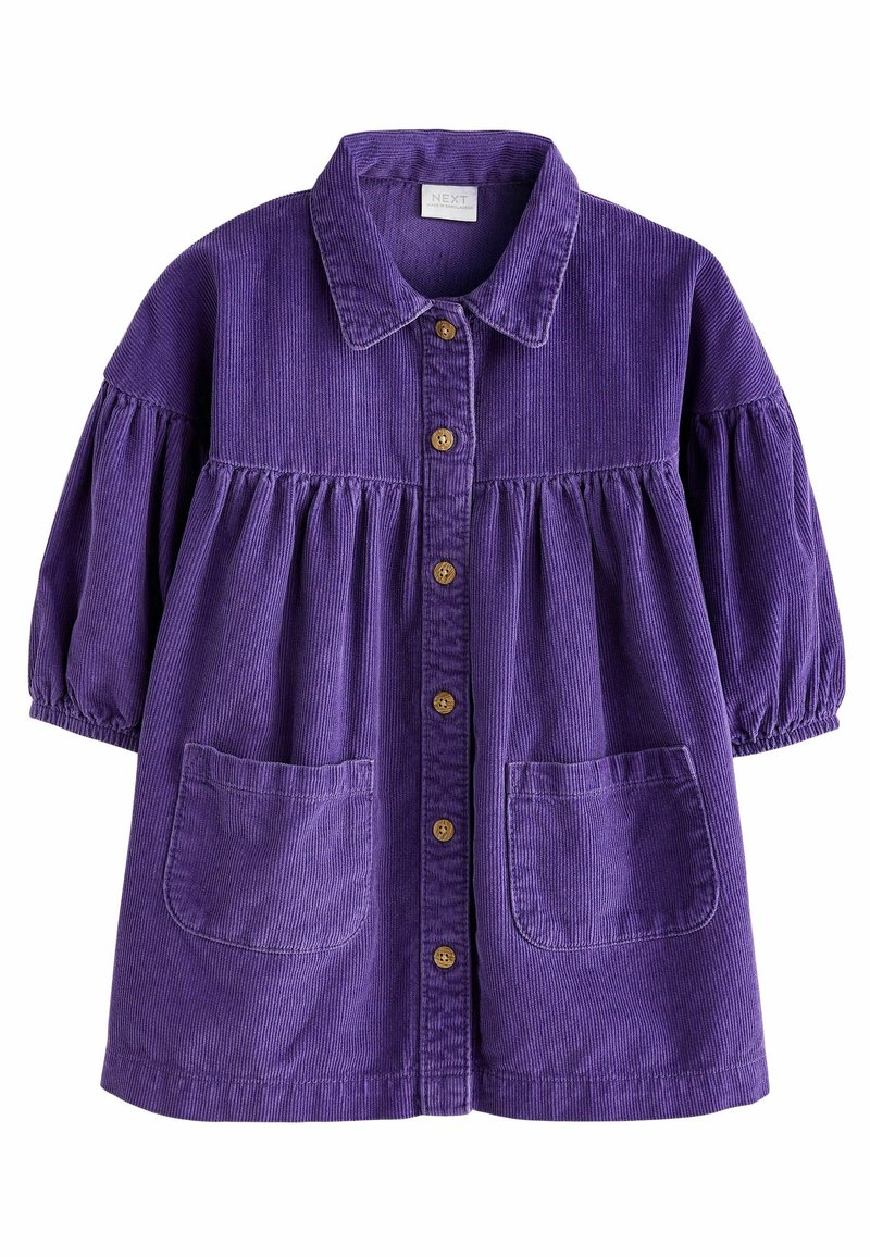Robe pour tout-petit en velours côtelé violet avec manches ballon, boutons en bois sur le devant, deux poches avant et un col plat.