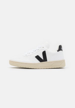 Weißer Low-Top-Sneaker mit beiger Sohle und schwarzem "V"-Logo an der Seite, weißen Schnürsenkeln und schwarzer Fersenlasche.