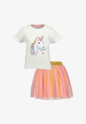 Weißes Baumwoll-T-Shirt mit Einhornmotiv, kombiniert mit einem rosa-gelben, mehrlagigen Tüllrock mit goldenem elastischem Bund.