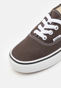 Vans AUTHENTIC - Sportcipő - color theory turkish coffee
