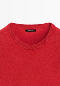 Pull rouge à col rond avec col côtelé et étiquette Massimo Dutti cousue à l'intérieur de l'encolure.