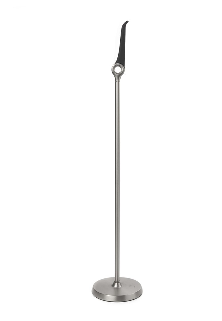 Chausson en métal avec un élégant manche allongé argenté, une pointe courbée noire et un trou circulaire près du haut pour le suspendre. Base circulaire.