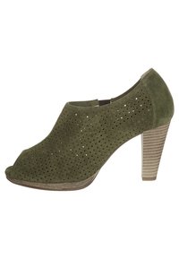 Zielone zamszowe buty peep-toe z perforowaną cholewką, strukturalnym jasnobrązowym paskiem na obcasie oraz gładką podszewką.